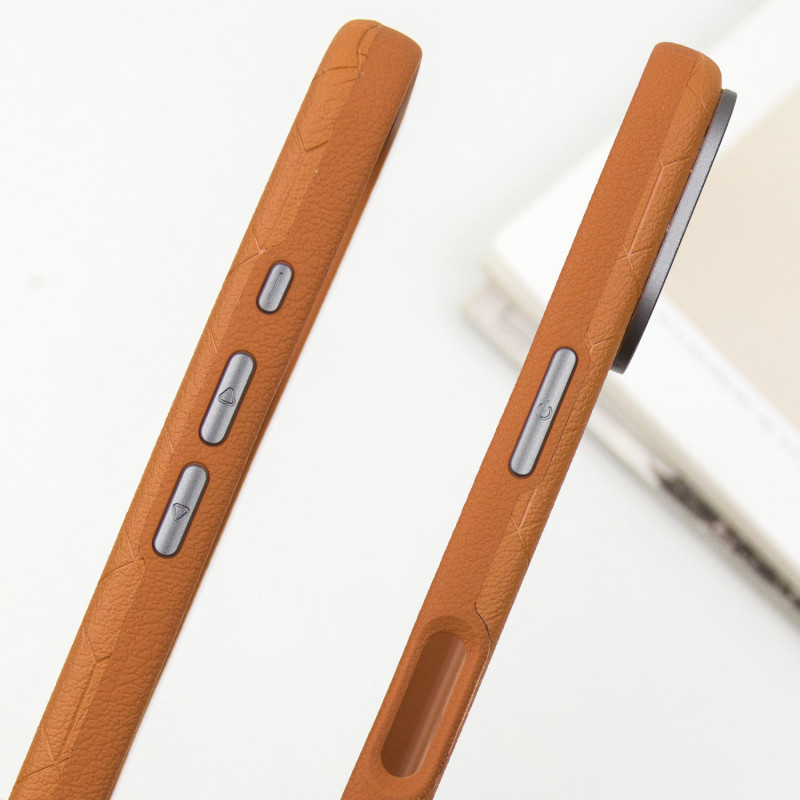 Кожаный чехол Carved with MagSafe для Apple iPhone 16 (6.1) на картинке №5