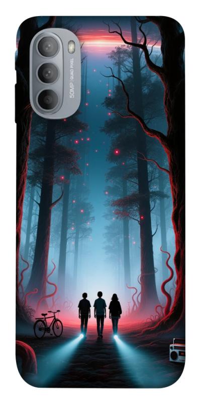 Чехол itsPrint Kids in the forest для Motorola Moto G31, хоррор, купить оптом с доставкой