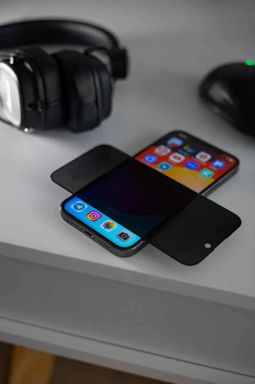 Защитное стекло SKLO 5D Privacy (тех.пак) для Apple iPhone 13 / 13 Pro / 14 / 16e / 17e (6.1"), Закаленное стекло, купить оптом с доставкой